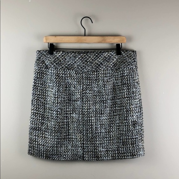 The Limited Woven Mini Skirt (10) - Picture 4 of 8